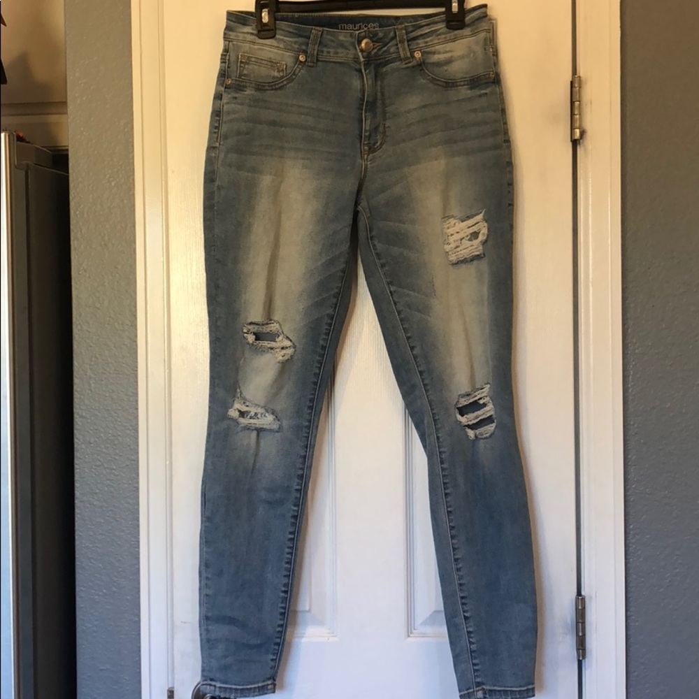 *NWOT* Maurice’s Distressed Jegging w/ Lace detail